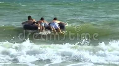 男人在充气<strong>床垫</strong>上在海里游泳。 他们在笑。 <strong>床垫</strong>在波浪上翻滚。